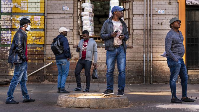 Warga antre untuk diuji COVID-19 serta HIV dan TBC di Johannesburg, Afrika Selatan, Kamis (30/4/2020). Afrika Selatan akan mulai mengurangi penerapan lockdown ketat secara bertahap pada 1 Mei, meski kasus COVID-19 yang dikonfirmasi terus meningkat. (AP Photo/Jerome Delay)