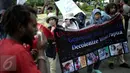 Puluhan mahasiswa yang tergabung dalam Front Rakyat Indonesia untuk West Papua berunjuk rasa di depan Kantor PBB, Jakarta, Senin (3/4). Dalam aksinya mereka menuntut PBB harus bertanggung jawab meluruskan sejarah PEPERA. (Liputan6.com/Faizal Fanani)