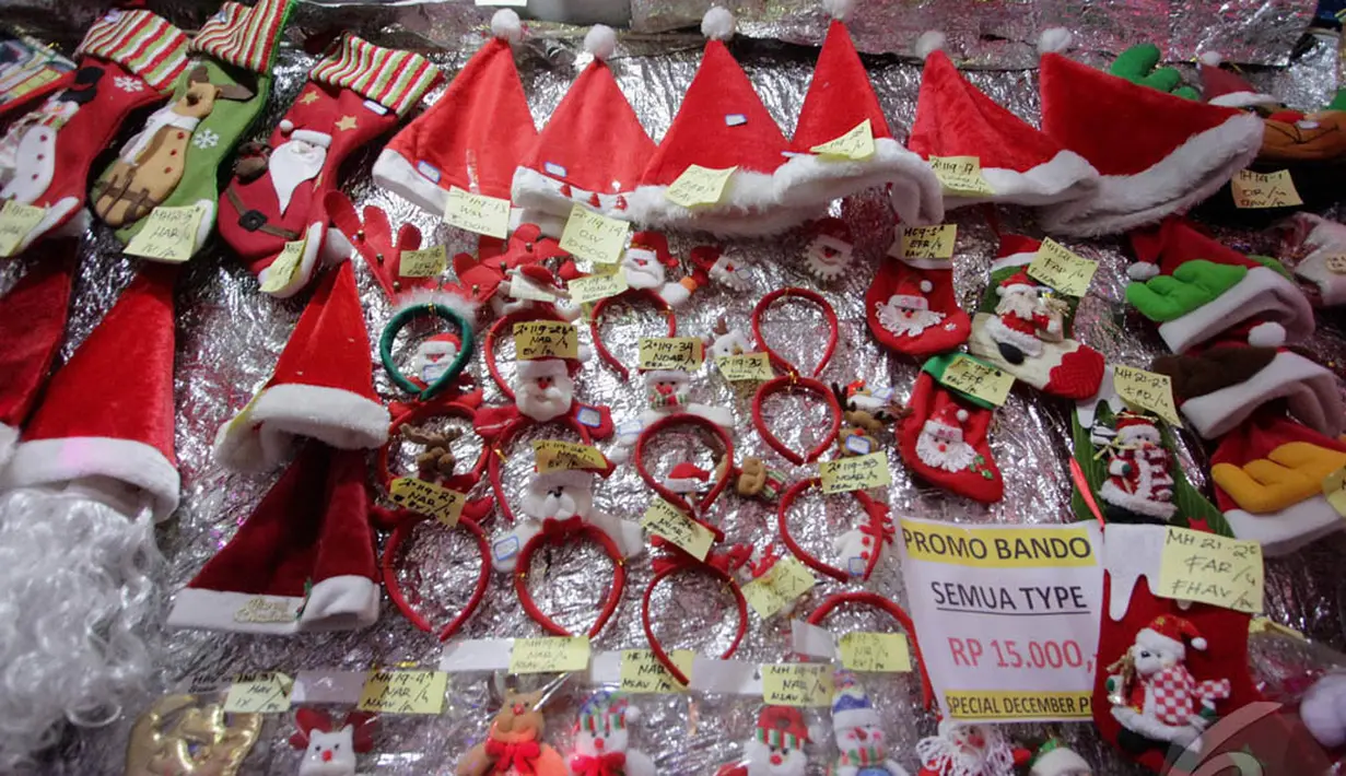 Berbagai pernak-pernik mulai dari hiasan lampu, bola, topi dan boneka Santa disuguhkan untuk para pengunjung, Jakarta. Foto diambil pada Jumat (12/12/2014). (Liputan6.com/Faizal Fanani)
