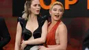 Florence Pugh dan Emily Blunt berpose  setibanya di pemutaran perdana film 'Oppenheimer' di London, Kamis, 13 Juli 2023. (AFP/Henry Nicholls)