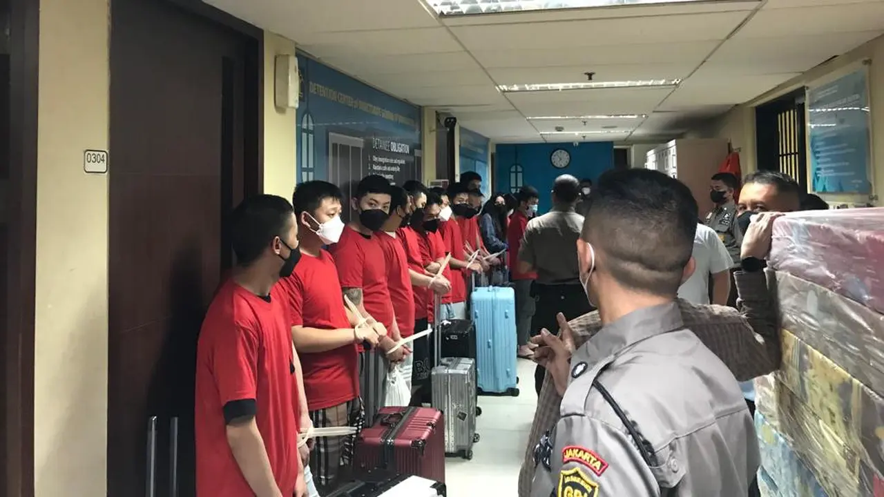 Direktorat Jenderal Imigrasi Kementerian Hukum dan Hak Asasi Manusia (Kemenkumham) menahan 26 orang warga negara asing asal Republik Rakyat Tiongkok (RRT) di ruang detensi.