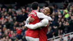 Pemain Arsenal, Henrikh Mkhitaryan berselebrasi dengan Pierre-Emerick Aubameyang setelah mencetak gol ke gawang Watford pada lanjutan pertandingan Liga Inggris di Emirates Stadium, Minggu (11/3). Arsenal sukses mengandaskan Watford 3-0. (AP/Matt Dunham)