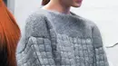 <p>Sweater dengan cutting boxy membuat tampilan kian edgy. [Foto: Pinterest]</p>