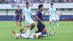 Pemain Persita, Ahmad Nur Hadianto (tengah) berebut bola saat bertanding melawan PSBS Biak pada laga pekan ke-21 BRI Super League 2025/2026 di Stadion Indomilk Arena, Tangerang, Banten, Senin (16/2/2026). Bertanding di depan publik sendiri, Persita Tangerang berhasil memetik poin penuh dalam laga lanjutan BRI Super League 2025/2026. (Bola.com/M Iqbal Ichsan)