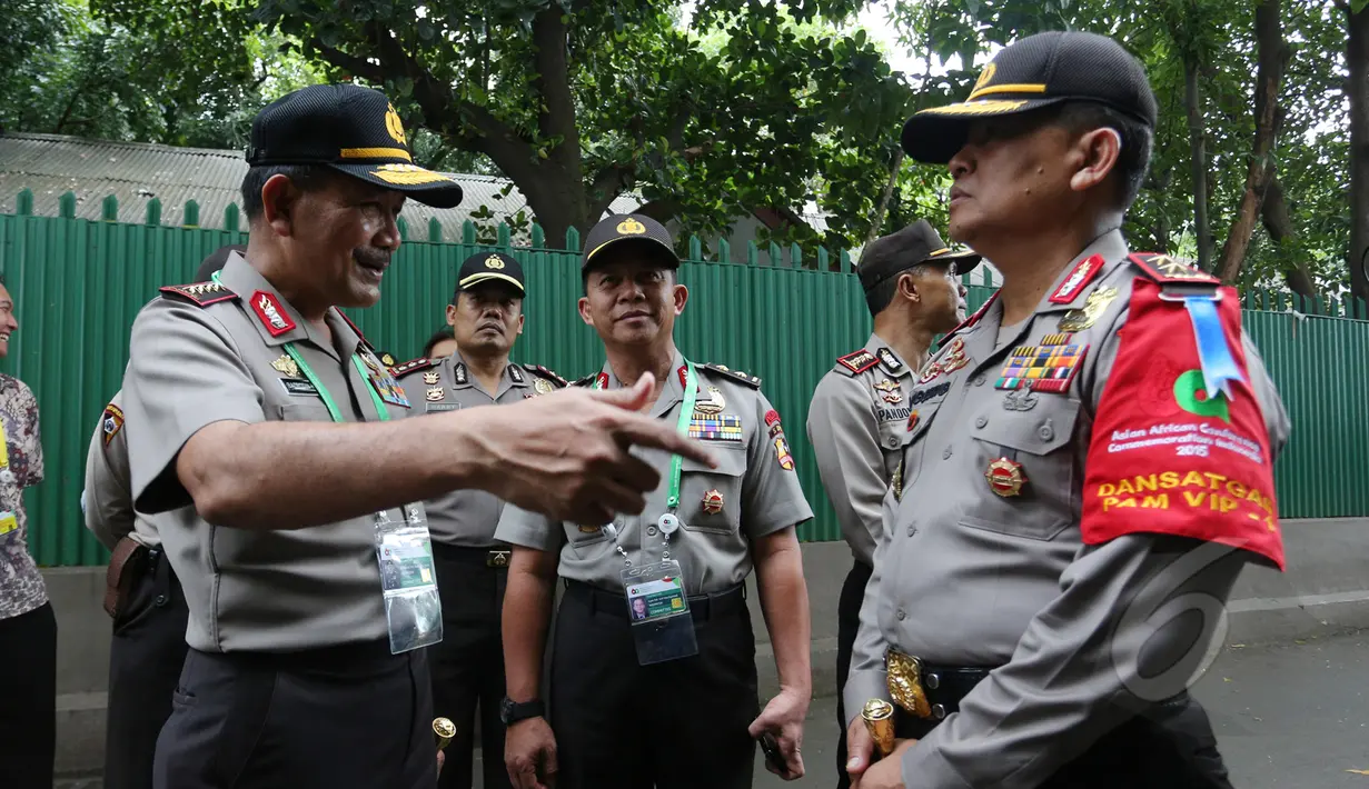 Kapolri Jendral Barodin Haiti (kiri) memberikan arahan kepada Kapolda Metro Jaya Irjen Unggung Cahyono (kanan) saat meninjau lokasi KAA di JCC Senayan, Senin (20/4/2015). (Liputan6.com/Herman Zakharia) 