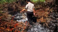 Babinkamtibmas bersama Babinsa dan warga membatasi titik api yang merembet ke lahan di wilayah Kuala Mandor B, Kabupaten Kubu Raya, Kalimantan Barat. (Foto: Humas Polda Kalbar)