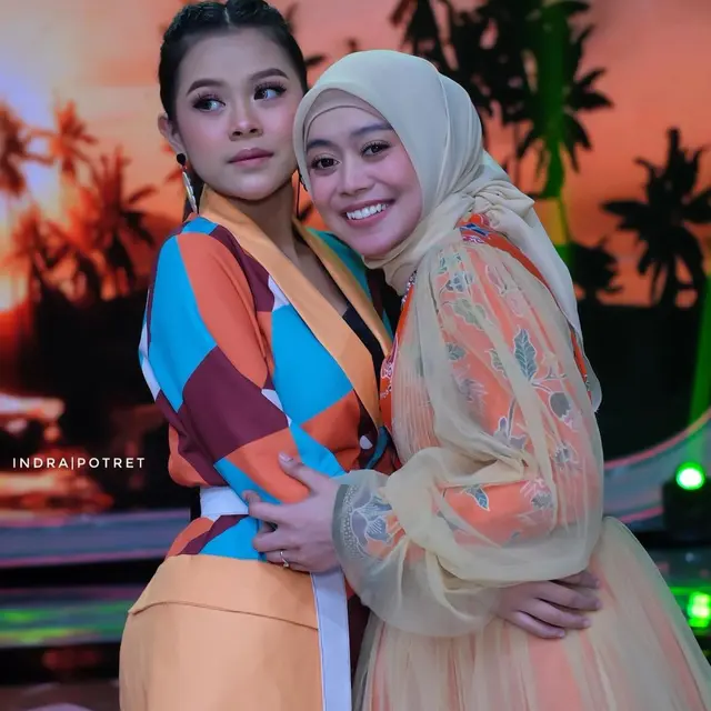 6 Potret Kebersamaan Lesty Kejora dan Meli LIDA, Bak Saudara Kandung