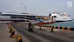 Kapal penyeberangan sandar di Pelabuhan Eksekutif Sosoro, Merak, Banten, Minggu (2/6/2019). Untuk menambah pelayanan dan kenyamanan bagi calon penumpang kapal penyeberangan Merak-Bakauheni, ASDP membuka terminal penyeberangan yang menyatu dengan tempat perbelanjaan. (Liputan6.com/Helmi Fithriansyah)