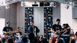 Penyanyi Afgan tampil menghibur penggemar saat launching album terbaru berjudul Dekade di Jakarta, Rabu (28/2). Dalam album yang berjudul Dekade ini terdiri 14 lagu, termasuk tiga nomor dari album sebelumnya. (Liputan6.com/Faizal Fanani)