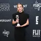 Rhea Seehorn berhasil meraih pemenang “Best Actress In A Drama Series”. dalam Critics Choice Awards. Pada momentum ini, ia mengenakan gaun Louis Vuitton  hitam dengan material silk crepe disertai cutting high collar dan sentuhan statement bahu lebar.
