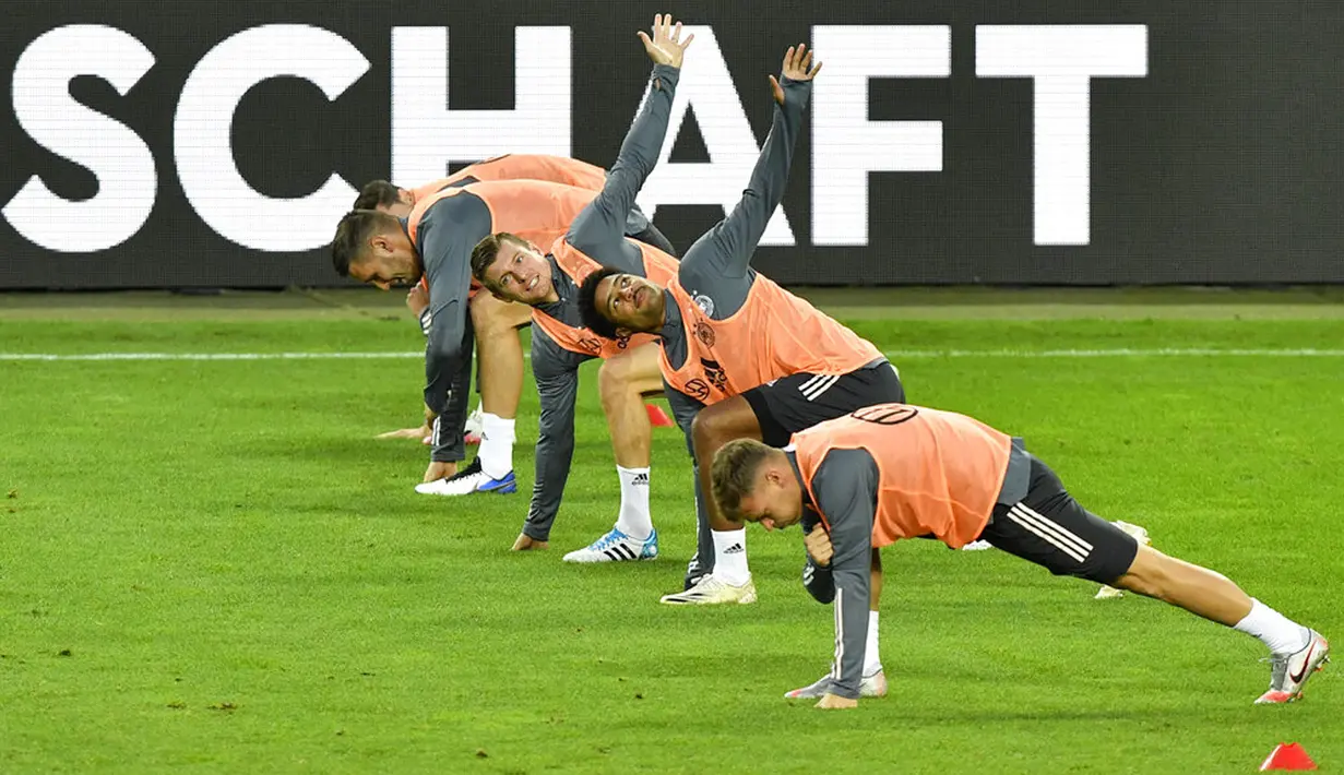 Pemain Jerman Joshua Kimmich (kiri), Serge Gnabry (tengah), dan Toni Kroos (kanan) saat sesi latihan jelang menghadapi Swiss pada pertandingan UEFA Nations League di Cologne, Jerman, Senin (12/10/2020). Jerman akan menghadapi Swiss pada Rabu (14/10/2020) dini hari WIB. (AP Photo/Martin Meissner)