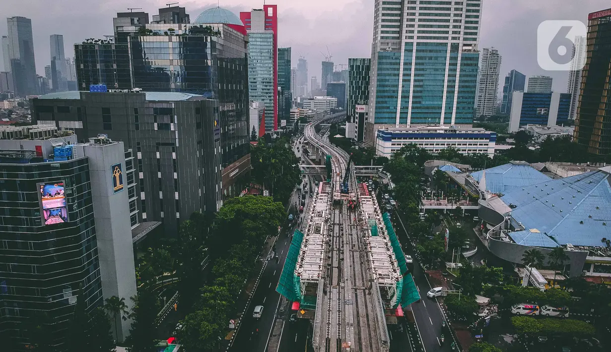 Foto udara pembangunan jalur kereta lintas rel terpadu (LRT) Jabodebek di Jakarta, Selasa (7/1/2020). Longspan Kuningan proyek LRT Jabodebek yang menjadi jembatan lengkung paling panjang di Indonesia memiliki panjang jembatan 148 meter dengan radius lengkungan 115 meter. (Liputan6.com/Faizal Fanani)
