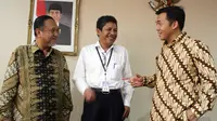 Dirut PT Pindad (Persero), Silmy Karim (kanan) saat berbincang usai acara penyerahan surat keputusan Menteri BUMN, Jakarta, Senin (22/12/2014).(Liputan6.com/Miftahul Hayat)