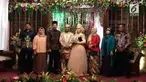 Presiden Jokowi beserta Ibu Negara menghadiri resepsi pernikahan anak pengurus rusa istana.