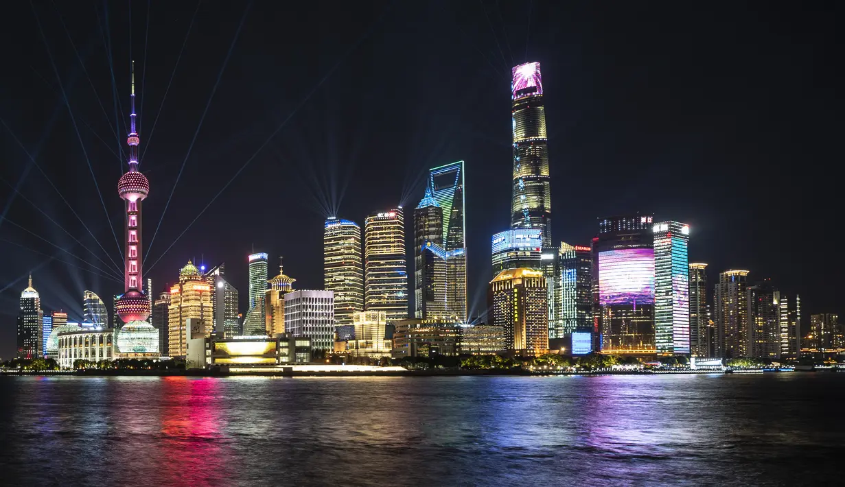 Pertunjukan cahaya di kawasan Lujiazui, Shanghai, China timur (4/11/2020). Sebuah pertunjukan cahaya bertema gelaran Pameran Impor Internasional China (China International Import Expo/CIIE) digelar di Lujiazui pada Rabu (4/11). (Xinhua/Zhang Haofu)