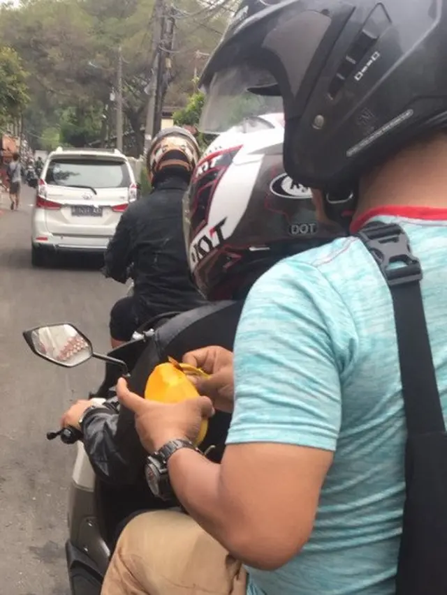 kupas mangga di motor