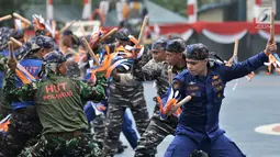 Anggota Kepolisian Air dan Udara (Polairud) melakukan atraksi saat perayaan HUT ke-68 Korpolairud di Mako Ditpolairud, Jakarta, Senin (3/12). Atraksi ini diisi oleh berbagai penampilan. (Merdeka.com/Iqbal Nugroho)