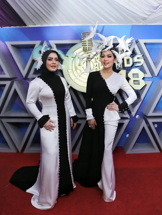 Saling mencintai dan setia itulah filosofi konsep merpati putih yang menghiasi kepalanya saat mengisi acara SCTV Music Awards 2018. Dua hari proses pengerjaan karya Hengky Kawilarang dan Ide Reynaldi. (Adrian Putra/Bintang.com)