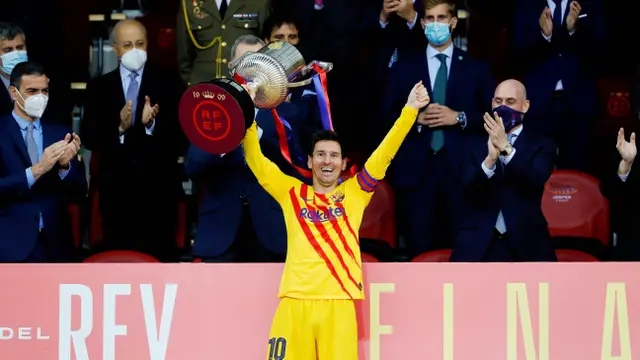 FOTO: Selebrasi Pemain Barcelona usai Menjuarai Copa Del Rey, Gerard Pique Gunting Jaring Gawang
