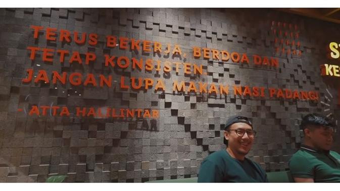 7 Potret Isi Restoran Padang Atta Halilintar, Berkonsep Nusantara (sumber:YouTube JWestBros)