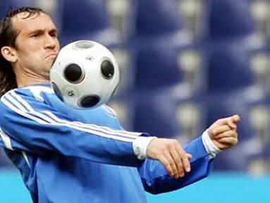 Greek forward Theofanis Gekas warms up during a training session at Wals-Siezenheim stadium in Salzburg on June 13, 2008. Greece will face Russia in its next Group D match on June 14. AFP PHOTO / Aris Messinis 