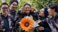 6 Potret Wisuda Nayla Ayu di Singapura, Keluarga Eko Patrio Kompak Pakai Batik