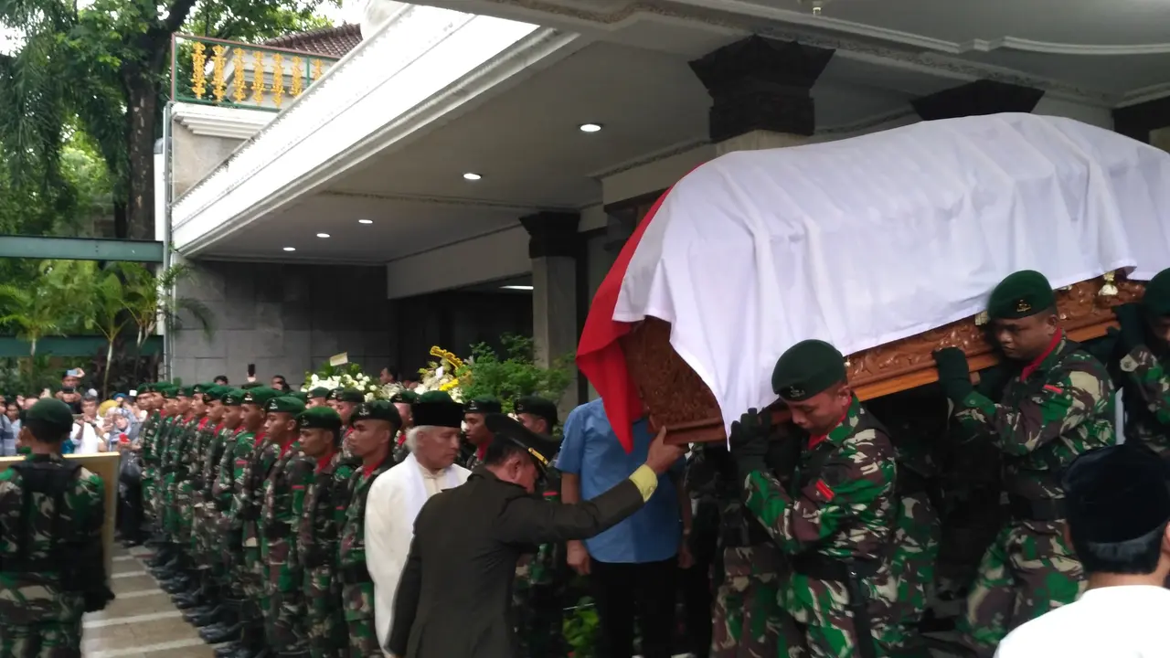 Tampak suasana pemakanan pengusaha Sukamdani Sahid di kediaman, Jakarta. (Liputan6.com/Achmad Dwi Apriyadi)