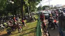 Kendaraan parkir di sekitar kawasan Monas, Jakarta, Senin (1/1). Kurangnya pengawasan menyebabkan banyak PKL dan parkir liar memenuhi kawasan tersebut sehingga menimbulkan kesemrawutan. (Liputan6.com/Immanuel Antonius)