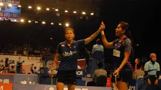 Greysia Polii/Nitya Krishinda mengalahkan ganda putri Singapura Fu Mingtian/Neo Yu Yan Vanessa, Jakarta, (18/6/14). (Liputan6.com/Miftahul Hayat)