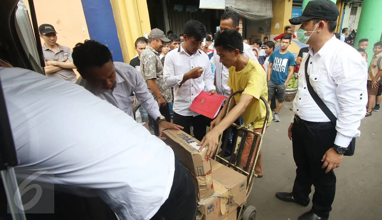 Petugas BPOM bersama Polda Metro Jaya membawa hasil sitaan apotek di Pasar Pramuka, Jakarta Timur, Rabu (7/9). ). Saat razia petugas meminta ditunjukkan surat izin beroperasi dan daftar obat-obat yang dijual. (Liputan6.com/Immanuel Antonius)