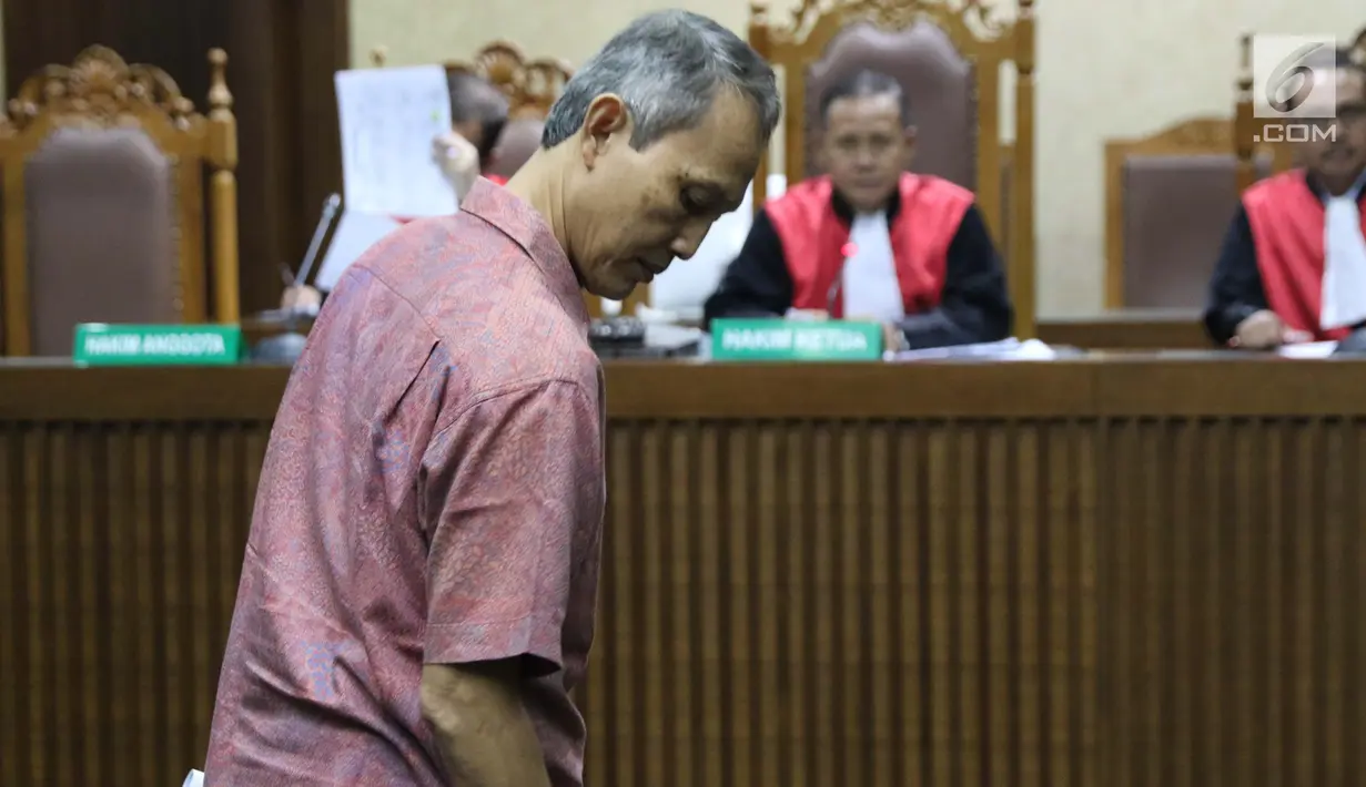 Mantan Direktur Produksi dan Teknologi Krakatau Steel Wisnu Kuncoro saat menjalani sidang dakwaan di Pengadilan Tipikor, Jakarta, Rabu (14/8/2019). Wisnu Kuncoro didakwa menerima suap terkait persetujuan proyek pengadaan dua unit boiler berkapasitas 35 ton. (Liputan6.com/Helmi Fithriansyah)