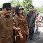 Paslon Bajo saat tiba di Kantor KPU Solo untuk menyerahkan berkas dukungan, Jumat (21/2).(Liputan6.com/Fajar Abrori)