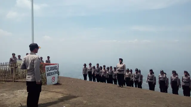 Kapolres Garut AKBP Budi Satria Wiguna tengah memimpin upacara HUT Polwan di atas Bukit Parama Satwika (BPS)
