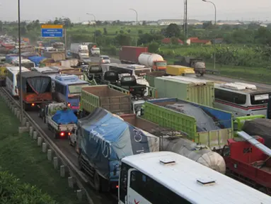 Citizen6, Cikarang: Nampak jelas arus lalulintas yang padat di area dekat pintu gerbang tol Cikarang Utama. (Pengirim: Agus Sungkawa)