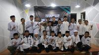 Pemain Persib Bandung, Kim Jeffrey Kurniawan, menggelar buka puasa bersama anak-anak yatim. (Bola.com/Erwin Snaz)