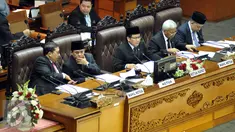 Pimpinan DPR saat memimpin Rapat Paripurna ke-30 DPR RI masa persidangan V Tahun sidang 2015-2016, Senayan, Jakarta, Senin (20/6). Salah satu isi rapat yaitu membacakan surat Presiden Joko Widodo tentang penunjukkan Kapolri. (Liputan6.com/Johan Tallo)