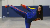 Karateka putri Venezuela, Andrea Armada bergaya usai berlaga di WKF World Junior, Cadet and U-21   Championship 2015 di ICE Serpong, Banten, Jumat (13/11/2015). Venezuela bersama peserta dari 91   negara bersaing di ajang ini. (Liputan6.com/Helmi Fithrian