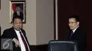 Ketua MK, Arief Hidayat (kiri) bersama M Guntur Hamzah (Sekjen MK) bersiap memberikan keterangan di Gedung Mahkamah Konstitusi, Jakarta, (7/3/2016). Sidang tersebut Batal Dikunjungi Komisi III DPR. (Liputan6.com/Helmi Fithriansyah)