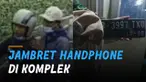 Rekaman CCTV memperlihatkan detik-detik pencurian handphone terjadi di komplek perumahan. kejadian itu terjadi di Blok T Perumahan Wahana Pondok Gede, Bekasi, Jawa Barat.