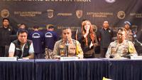 Polres Metro Jakarta Timur mengungkap kasus tewasnya seorang pria yang ditemukan di pinggir Kali Sunter, Pulogadung, Jakarta Timur, Jumat (17/5/2024). Korban Bernama Ahmad Efendi (38), meninggal dunia akibat dibunuh oleh kawanan begal modus tunggakan cicilan. (Liputan6.com/Ady Anugrahadi)