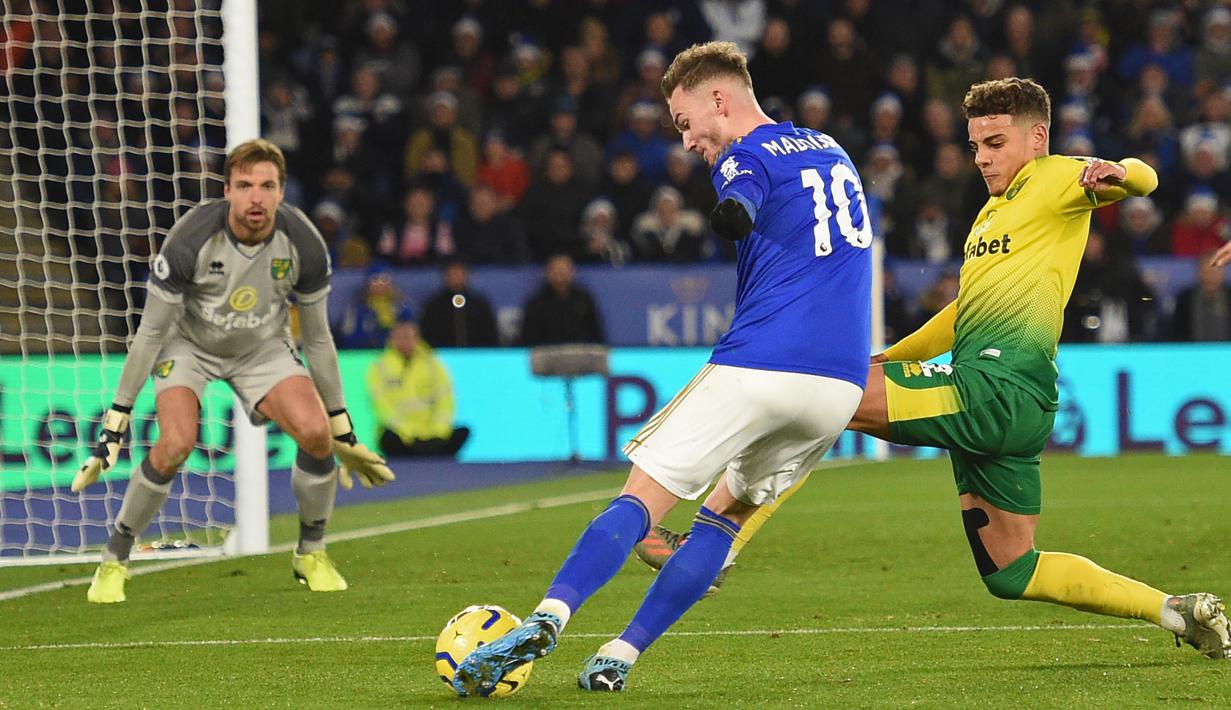 Gelandang Leicester, James Madisson, berusaha melepaskan tendangan saat melawan Norwich pada laga Premier League di Stadion King Power, Leicester, Sabtu (14/12). Kedua klub bermain imbang 1-1. (AFP/Oli Scarff)
