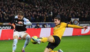 Bek Aston Villa, Unai Emery (kiri), mencoba melepaskan umpan ke jantung pertahanan Wolves saat bertanding pada lanjutan Liga Inggris 2025/2026, Sabtu (28/2/2026) dini hari WIB. (Darren Staples / AFP)