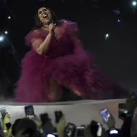 Aksi panggung Lizzo membawakan lagu "Jerome" selama American Music Awards 2019 Microsoft Theater di Los Angeles, California (24/11/2019). (AP Photo/Chris Pizzello)