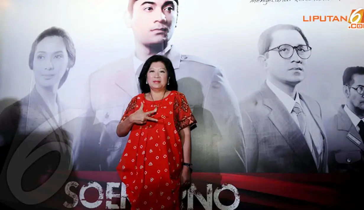 Mari Elka Pangestu turut hadir di Gala Primer Soekarno dengan mengenakan gaun berwarna merah. Nampak salam tiga jari unik dipamerkan Mari ketika berpose. (Liputan6.com/Herman Zakharia)