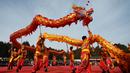 Para penari naga tampil di sebuah pameran kuil pada hari kedua Tahun Baru Imlek Naga di Beijing pada 11 Februari 2024. (GREG BAKER/AFP)