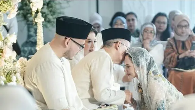 Calon Istri Rio Haryanto jelang pernikahan saat pengajian. [@sandiuno]
