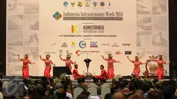 Penari menampilkan tarian selamat datang dalam pembukaan acara Indonesia Infrastructure Week (IIW) di Jakarta Convention Center, Rabu (9/11). Acara ini dibuka secara resmi oleh Presiden Joko Widodo (Jokowi). (Liputan6.com/Faizal Fanani)
