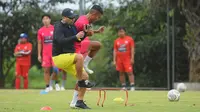 Momen ketika pelatih Arema FC, Javier Roca, beradu badan dengan bek Ikhfanul Alam dalam sesi latihan fisik Tim Singo Edan, Kamis (22/9/2022).&nbsp;(Bola.com/Iwan Setiawan)