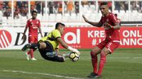 Kiper Persija, Shahar Ginanjar, menangkap bola saat melawan Persela pada laga Liga 1 di SUGBK, Jakarta, Selasa (20/11). Persija menang 3-0 atas Persela. (Bola.com/Yoppy Renato)
