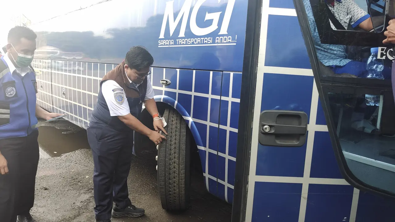 Dinas Perhubungan Kota Depok berkoordinasi dengan Badan Pengelola Transportasi Jabodetabek (BPTJ) untuk melakukan ramp check atau kelayakan kendaraan. (Liputan6.com/Dicky Agung Prihantono)